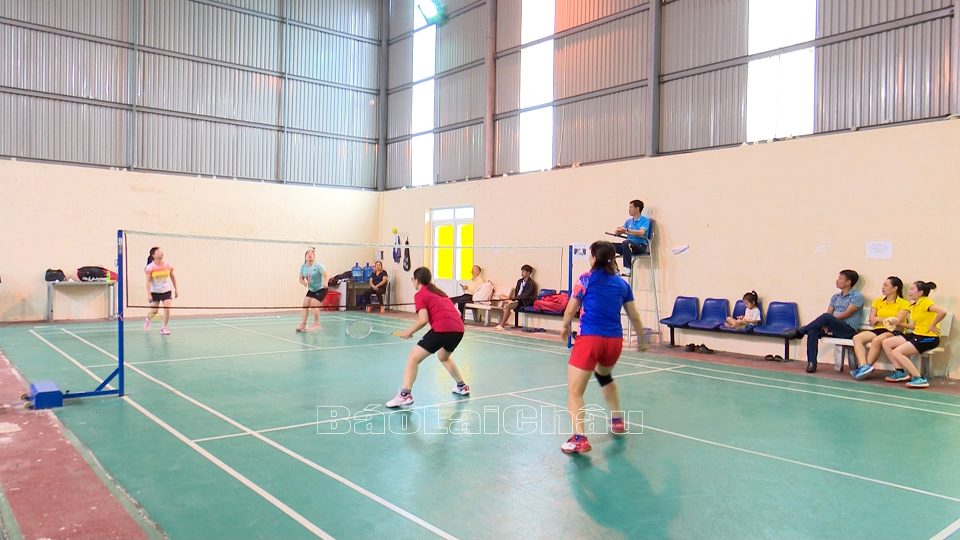 Trận thi đấu giữa đôi nữ Cổng thông tin điện tử tỉnh gặp Sở Thông tin và Truyền thông.